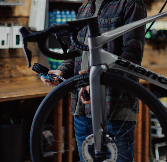 RadlMeier Mitarbeiter bei der Arbeit an einem Rennrad