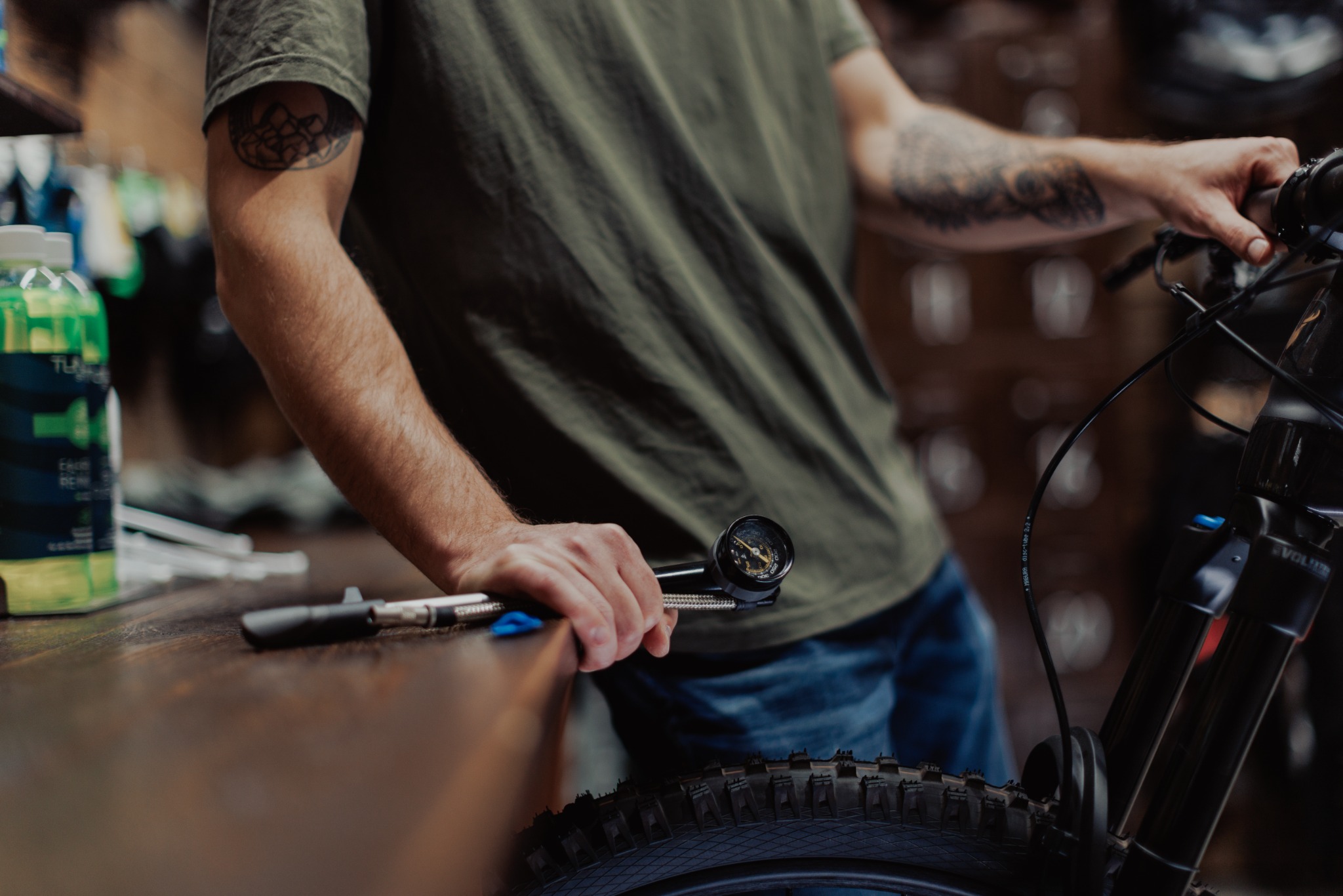 Servicearbeit an einem Fahrrad bei RadlMeier